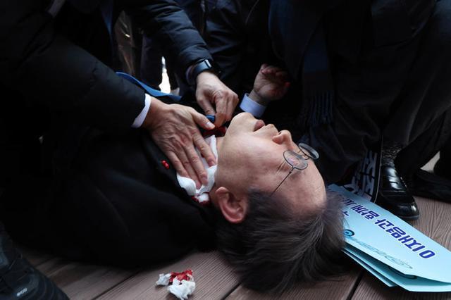 地磕头一个月前曾收到“暗杀预警”李在明穿